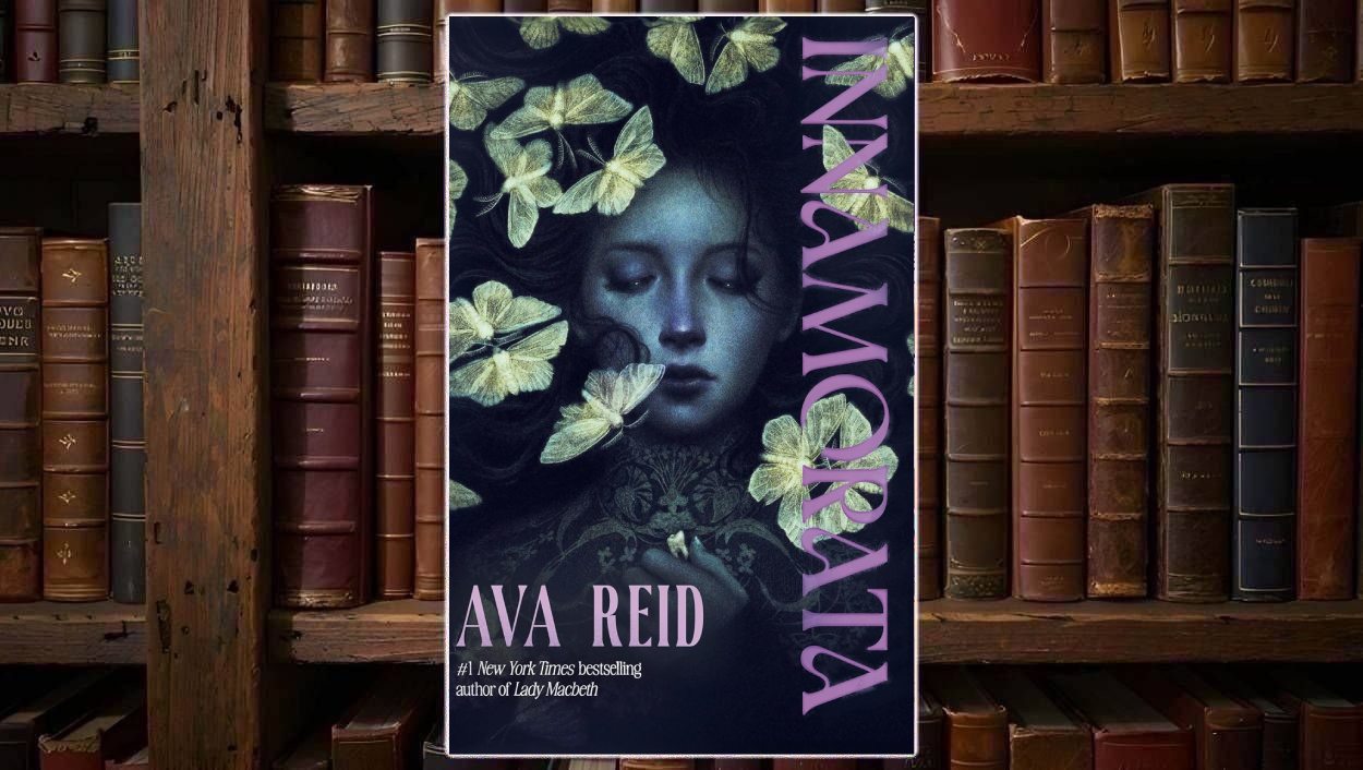 Buchcover von »Innamorata« von Ava Reid: Vor dunklem blau-schwarzem Hintergrund erscheint das blasse Gesicht einer jungen Frau mit geschlossenen Augen, umgeben von hellen Motten; der violette Titel verläuft groß senkrecht über das Cover.
