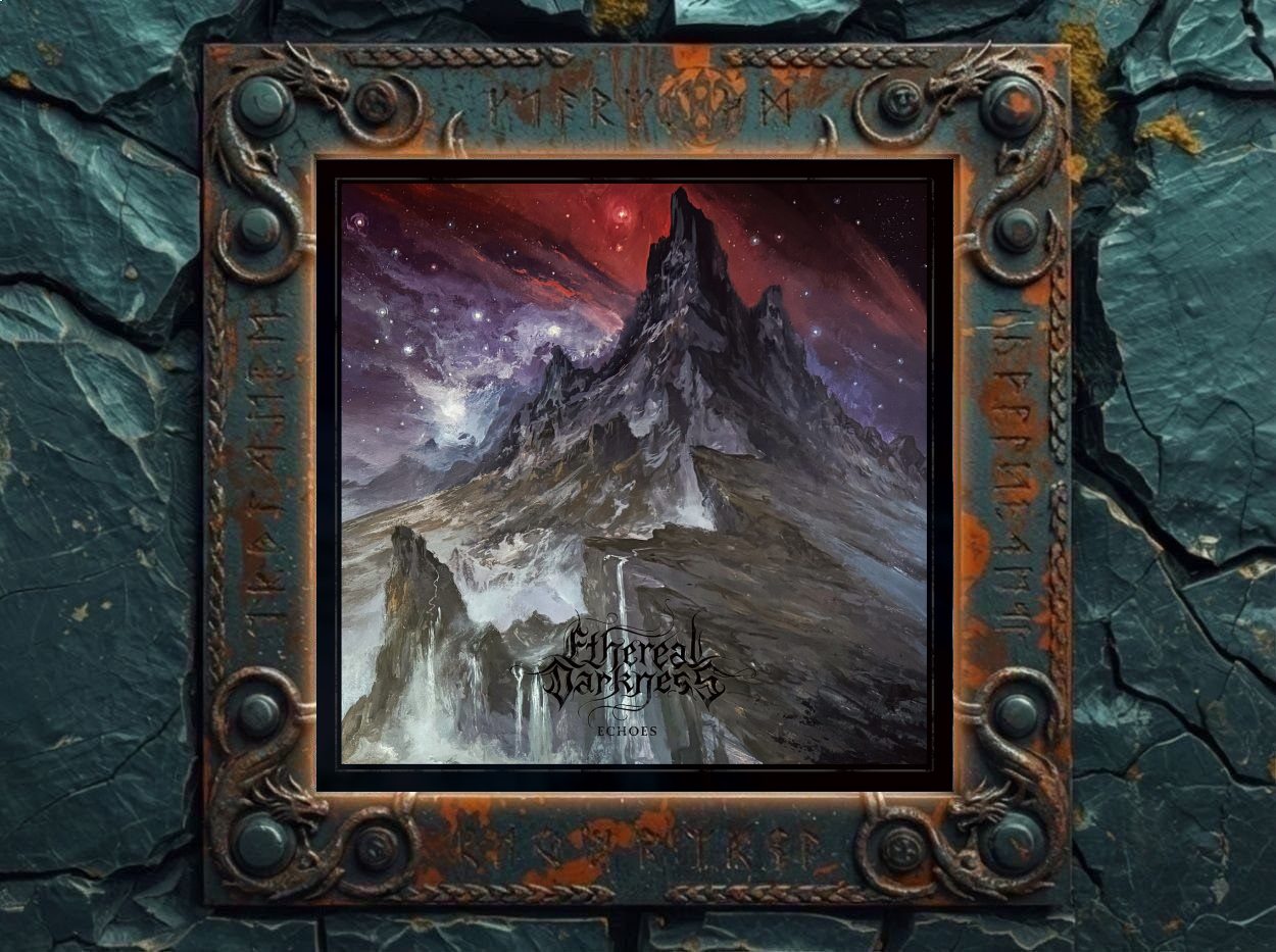 Albumcover von Hellripper – Coronach: geisterhafte, gehörnte Gestalt über einer kalten Hochlandlandschaft mit Trauerzug im Vordergrund.