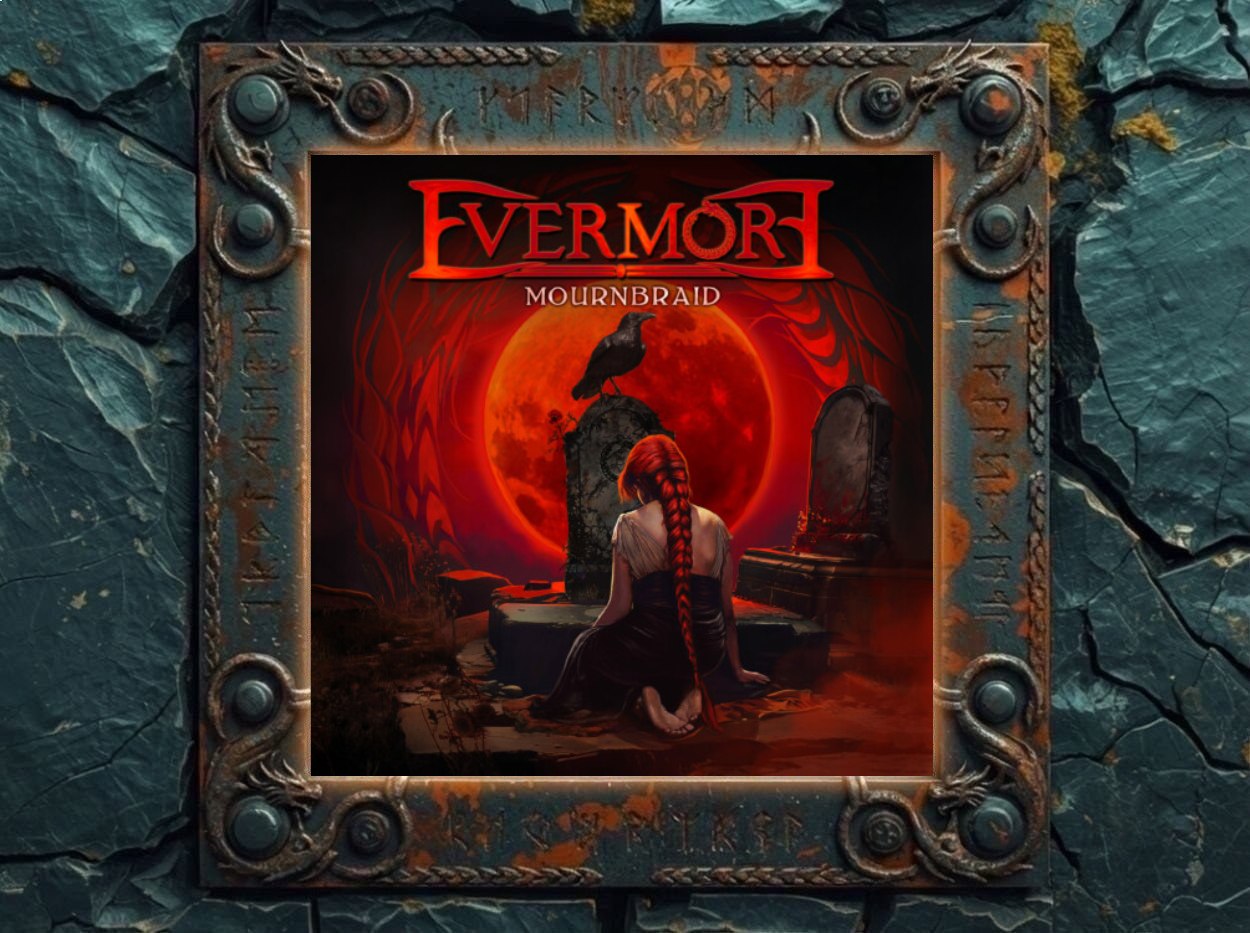 Albumcover von Evermore – Mournbraid: Frau mit langem rotem Zopf sitzt zwischen Grabsteinen vor einem riesigen roten Mond, auf einem Stein hockt ein schwarzer Rabe.