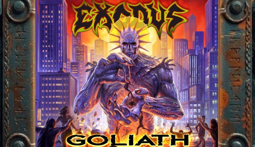 Albumcover Exodus – Goliath: riesiger humanoider Koloss mit aufgerissenem Brustkorb vor brennender Stadt, orangevioletter Himmel, fliehende Menschen und apokalyptische Thrash-Metal-Stimmung.