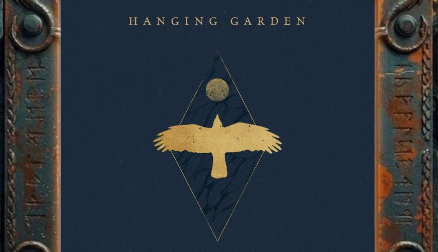 Albumcover von Isle Of Bliss: dunkelblaues, minimalistisches Artwork mit goldenem Vogel vor geometrischer Rautenform und kleinem Mondsymbol, elegant und melancholisch.