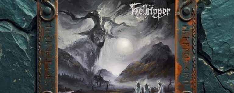 Albumcover von Hellripper – Coronach: geisterhafte, gehörnte Gestalt über einer kalten Hochlandlandschaft mit Trauerzug im Vordergrund.