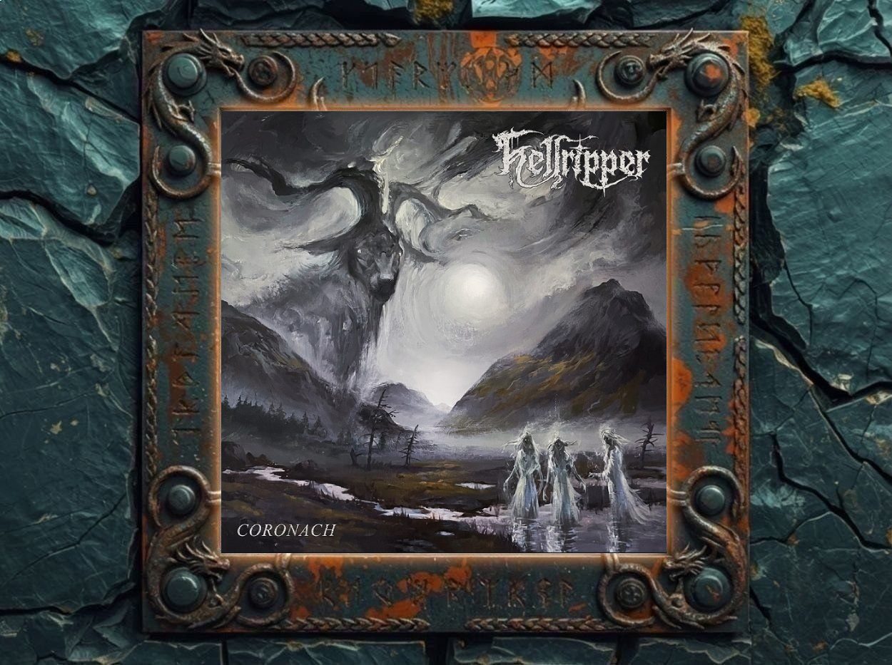 Albumcover von Hellripper – Coronach: geisterhafte, gehörnte Gestalt über einer kalten Hochlandlandschaft mit Trauerzug im Vordergrund.