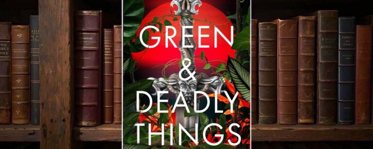 Buchcover von »Green & Deadly Things« von Jenn Lyons: Vor leuchtend rotem Hintergrund steht ein steinernes, kreuzartiges Monument mit groteskem Totenkopfrelief, umrankt von dunklen Blättern und grünen Ranken; der weiße Titel dominiert das Cover.