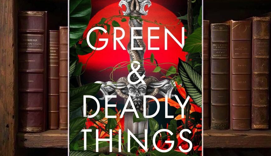 Buchcover von »Green & Deadly Things« von Jenn Lyons: Vor leuchtend rotem Hintergrund steht ein steinernes, kreuzartiges Monument mit groteskem Totenkopfrelief, umrankt von dunklen Blättern und grünen Ranken; der weiße Titel dominiert das Cover.