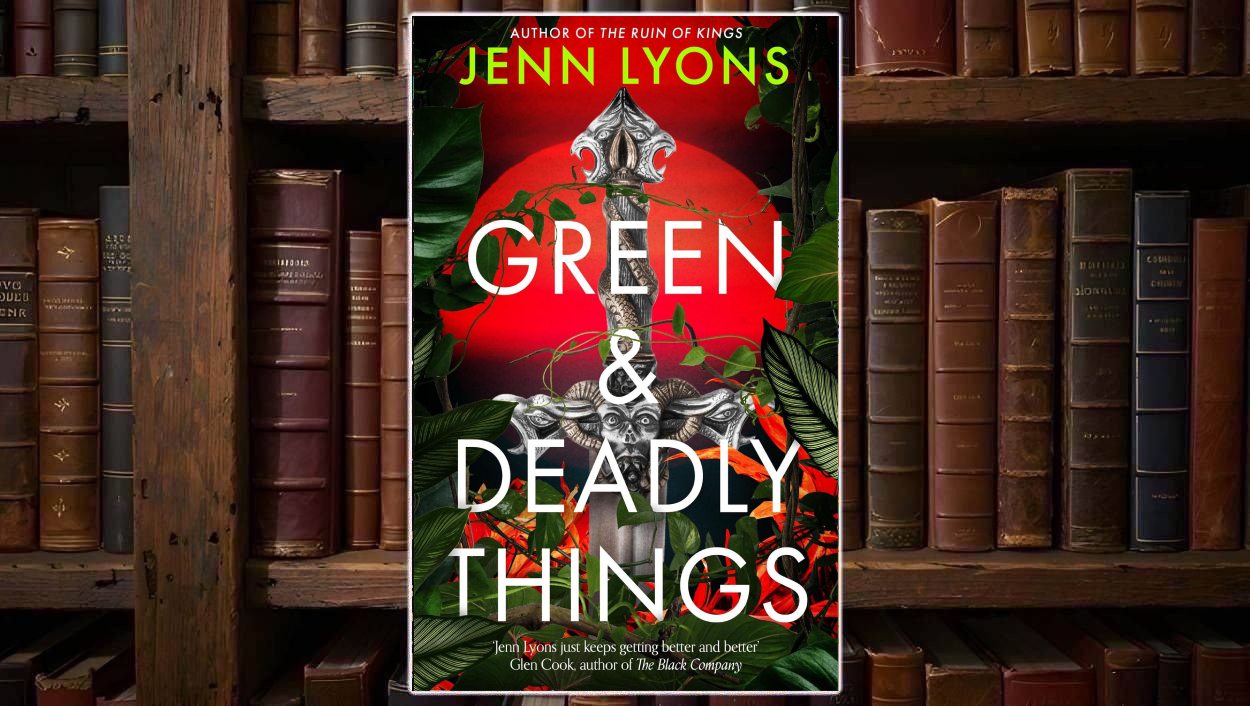 Buchcover von »Green & Deadly Things« von Jenn Lyons: Vor leuchtend rotem Hintergrund steht ein steinernes, kreuzartiges Monument mit groteskem Totenkopfrelief, umrankt von dunklen Blättern und grünen Ranken; der weiße Titel dominiert das Cover.