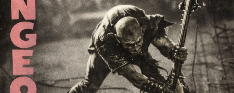 Quadratisches Fantasy-Albumcover im Stil eines legendären Punkklassikers: Auf einer grobkörnigen, fast monochromen Konzertaufnahme schmettert ein wütender Ork-Musiker auf einer Tavernenbühne seine Bass-Laute auf den Boden. Im Hintergrund verschwimmen weitere Bühnenfiguren im Lärm und Licht. Oben steht in hellem Weiß „The Slash“, links in großen rosa Buchstaben vertikal „DUNGEON".