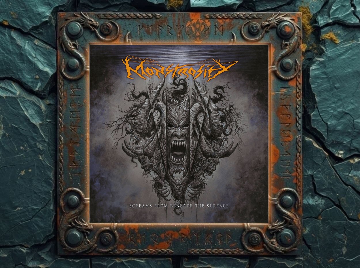 Albumcover Monstrosity – Screams from Beneath the Surface: dämonische, schreiende Fratze aus Hörnern, Schädeln, Knochen und verwachsenen Leibern vor düsterem grau-violetten Hintergrund, darüber das orange MONSTROSITY-Logo.