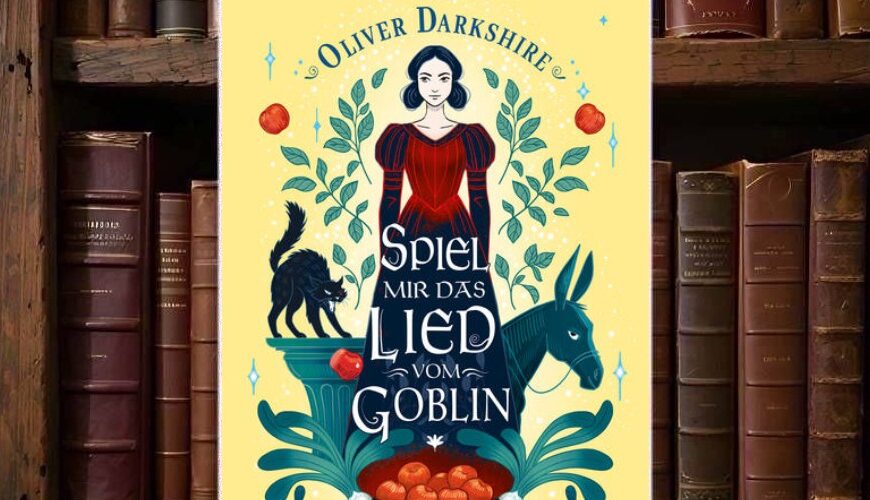 Buchcover von »Spiel mir das Lied vom Goblin« von Oliver Darkshire: Vor hellem gelblichen Hintergrund steht eine dunkelhaarige Frau im roten Kleid zwischen grünen Ranken; links balanciert eine schwarze Katze auf einem Sockel, rechts ist der Kopf eines Esels zu sehen, darunter ein großer blauer Topf voller roter Früchte und der Titel in großer weißer Schrift.