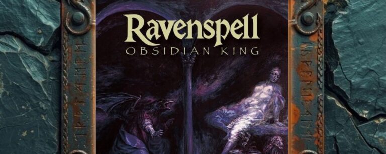Albumcover Ravenspell – Obsidian King: düsteres Fantasy-Gemälde mit schwarzer geflügelter Gestalt links, geisterhafter Figur rechts auf einem steinernen Sitz, dazwischen eine Säule unter dunklen violett-schwarzen Gewölben.