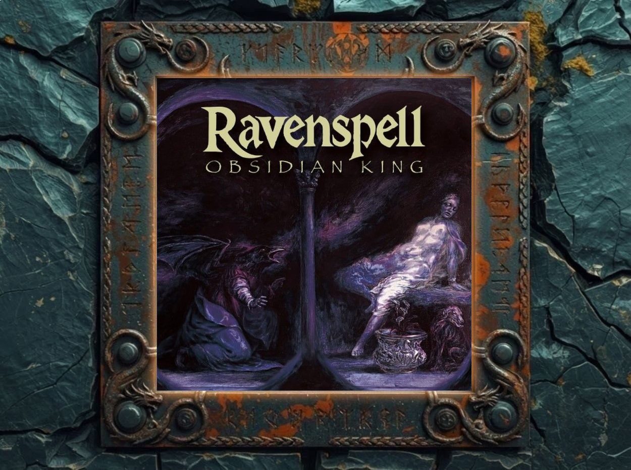 Albumcover Ravenspell – Obsidian King: düsteres Fantasy-Gemälde mit schwarzer geflügelter Gestalt links, geisterhafter Figur rechts auf einem steinernen Sitz, dazwischen eine Säule unter dunklen violett-schwarzen Gewölben.