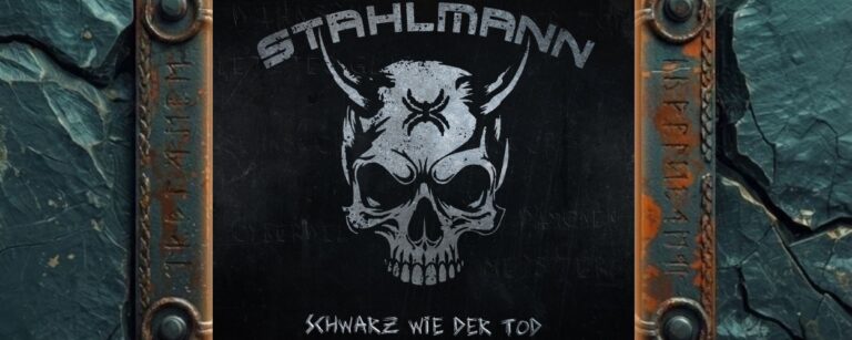 Albumcover Stahlmann – Schwarz wie der Tod: Schwarzer, zerkratzter Hintergrund, zentral ein grauer Totenschädel mit Hörnern und einem X Zeichen auf der Stirn, oben der gebogene Schriftzug „STAHLMANN“, unten der Titel „SCHWARZ WIE DER TOD“ in rauer, eingeritzter Optik.