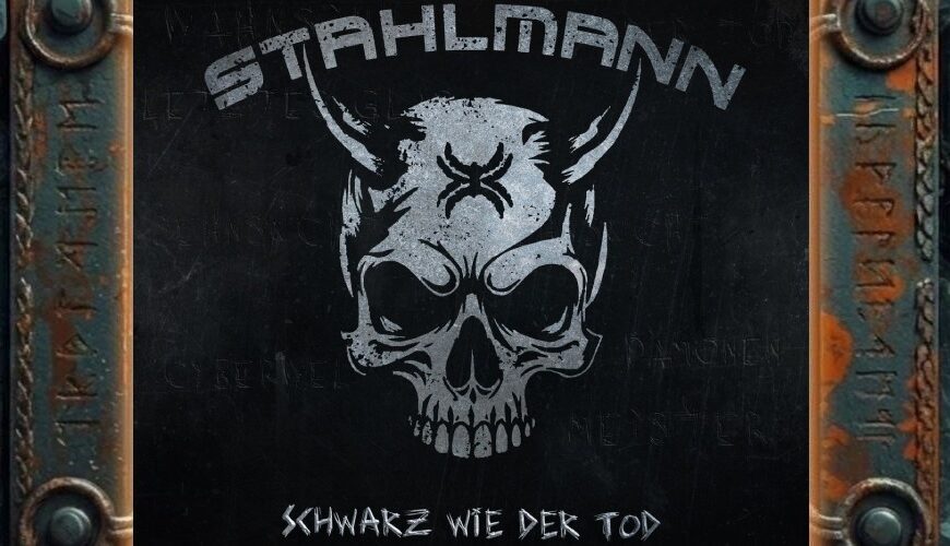 Albumcover Stahlmann – Schwarz wie der Tod: Schwarzer, zerkratzter Hintergrund, zentral ein grauer Totenschädel mit Hörnern und einem X Zeichen auf der Stirn, oben der gebogene Schriftzug „STAHLMANN“, unten der Titel „SCHWARZ WIE DER TOD“ in rauer, eingeritzter Optik.