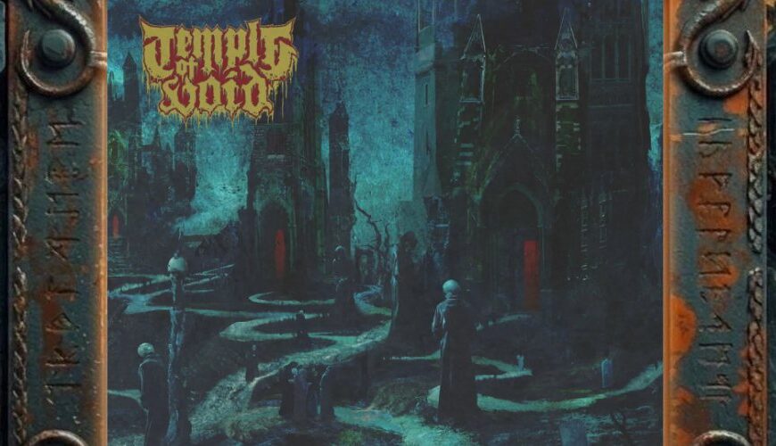 Albumcover Temple Of Void – The Crawl: düstere, blaugrüne Ruinenstadt mit gotischen Gebäuden und gewundenen Wegen; mehrere vermummte Figuren stehen in der Landschaft, kleine Schädel liegen am Boden, in Fenstern leuchten rote Öffnungen; oben links das Logo „Temple Of Void“, unten rechts der Titel „The Crawl“.