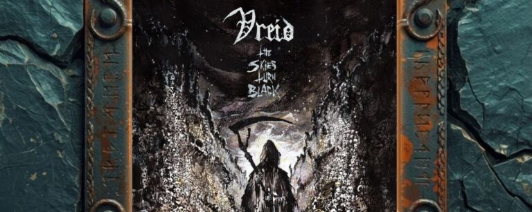 Albumcover Vreid – The Skies Turn Black: düsteres Gemälde mit verhüllter Sensenfigur im Zentrum, umgeben von Bergen aus Schädeln und Knochen unter einem schwarzbraunen, apokalyptischen Himmel.