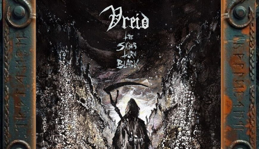 Albumcover Vreid – The Skies Turn Black: düsteres Gemälde mit verhüllter Sensenfigur im Zentrum, umgeben von Bergen aus Schädeln und Knochen unter einem schwarzbraunen, apokalyptischen Himmel.