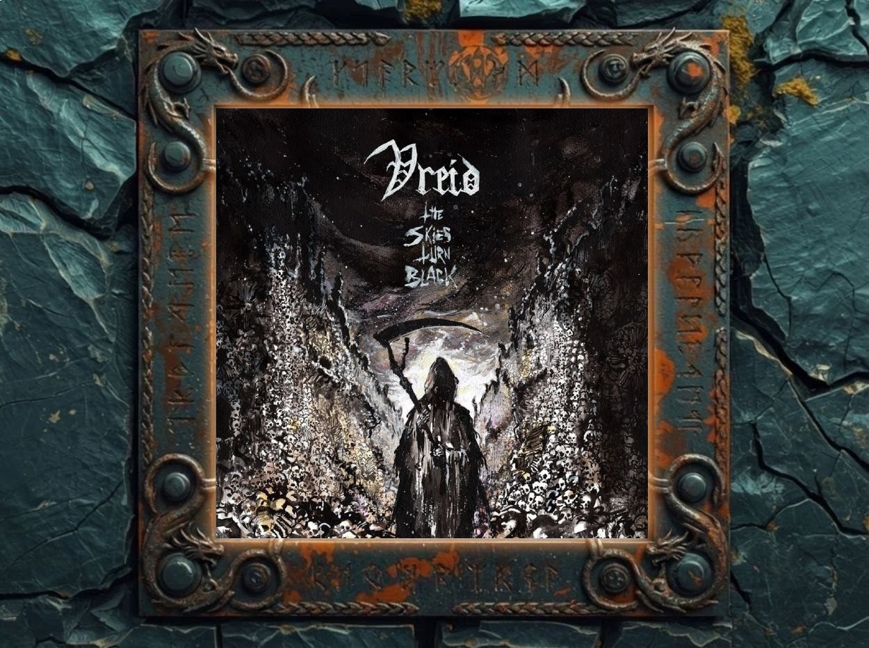 Albumcover Vreid – The Skies Turn Black: düsteres Gemälde mit verhüllter Sensenfigur im Zentrum, umgeben von Bergen aus Schädeln und Knochen unter einem schwarzbraunen, apokalyptischen Himmel.