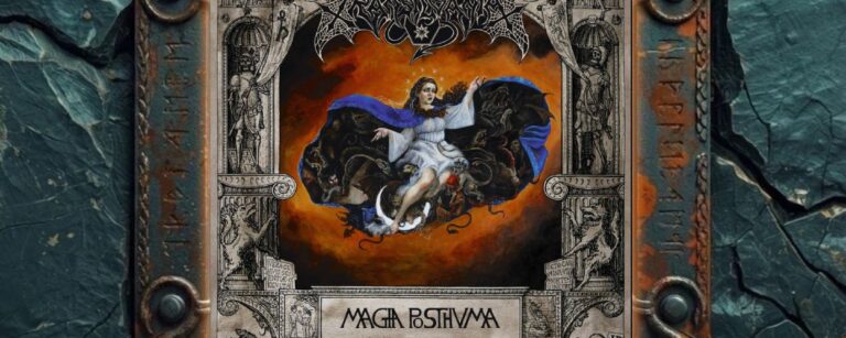 Albumcover von Magia Posthuma: barock gerahmte Okkultszene mit weiß gekleideter Frauenfigur vor orangeglühendem Hintergrund, umgeben von schwarzer Finsternis, Steinornamenten, Dämonen und Skelettmotiven.