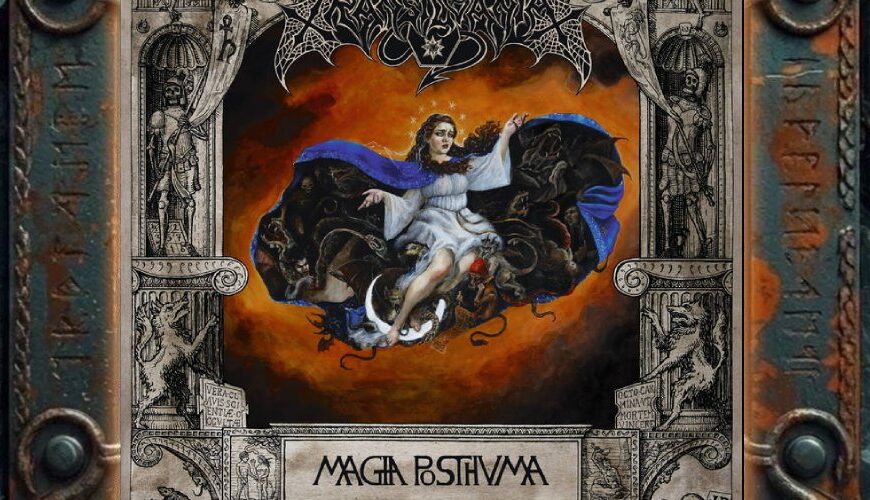 Albumcover von Magia Posthuma: barock gerahmte Okkultszene mit weiß gekleideter Frauenfigur vor orangeglühendem Hintergrund, umgeben von schwarzer Finsternis, Steinornamenten, Dämonen und Skelettmotiven.