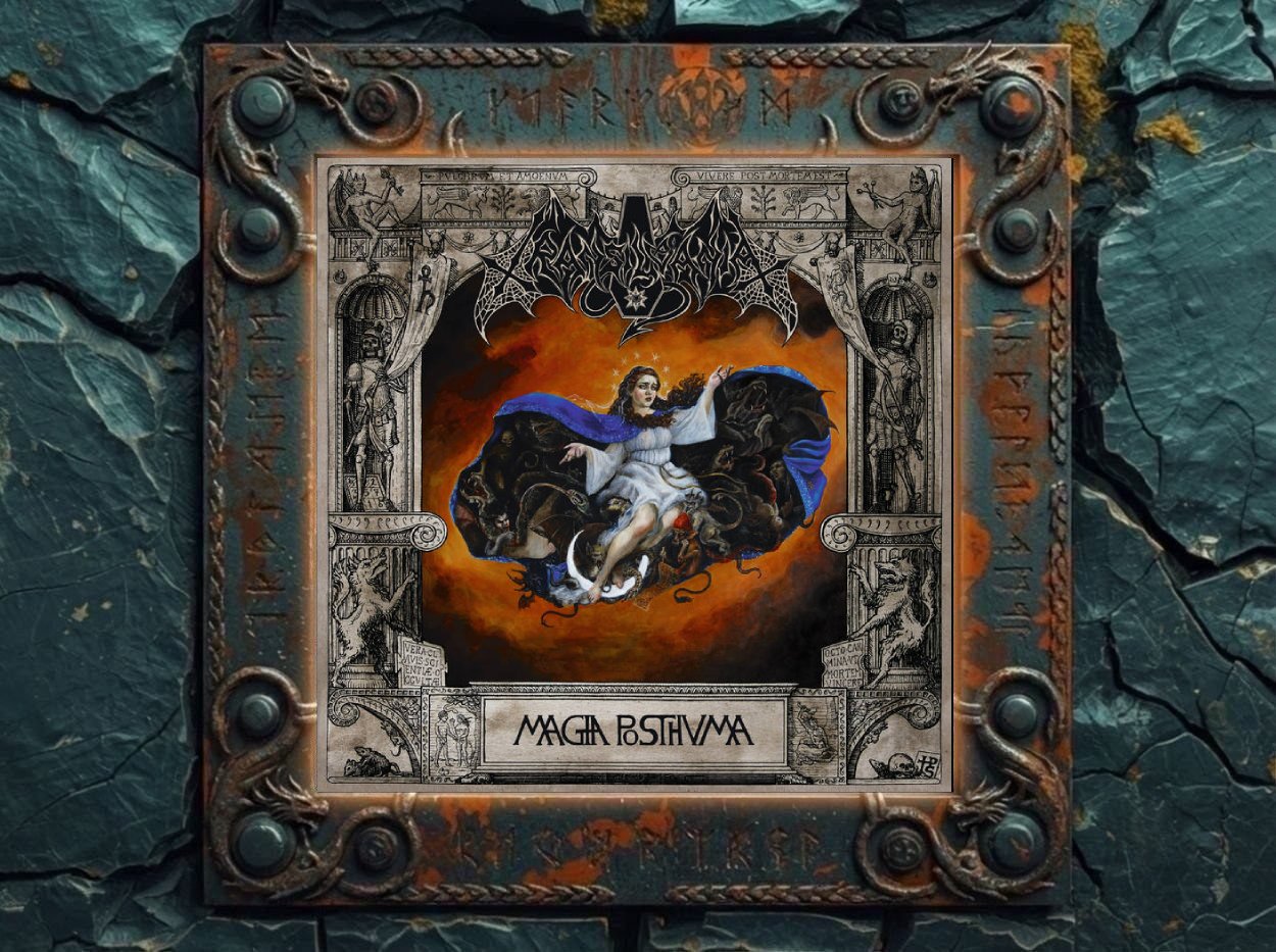 Albumcover von Magia Posthuma: barock gerahmte Okkultszene mit weiß gekleideter Frauenfigur vor orangeglühendem Hintergrund, umgeben von schwarzer Finsternis, Steinornamenten, Dämonen und Skelettmotiven.