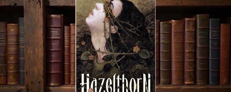 Düsteres Cover von Hazelthorn mit dem bleichen Profil einer jungen Frau, deren Gesicht und Auge von dornigen Ranken überwuchert werden. Im Hintergrund liegen dunkle Blätter, kleine rosa Blüten und eine verwitterte, sepiafarbene Struktur; die weiße Titeltypografie wirkt kantig und gotisch.