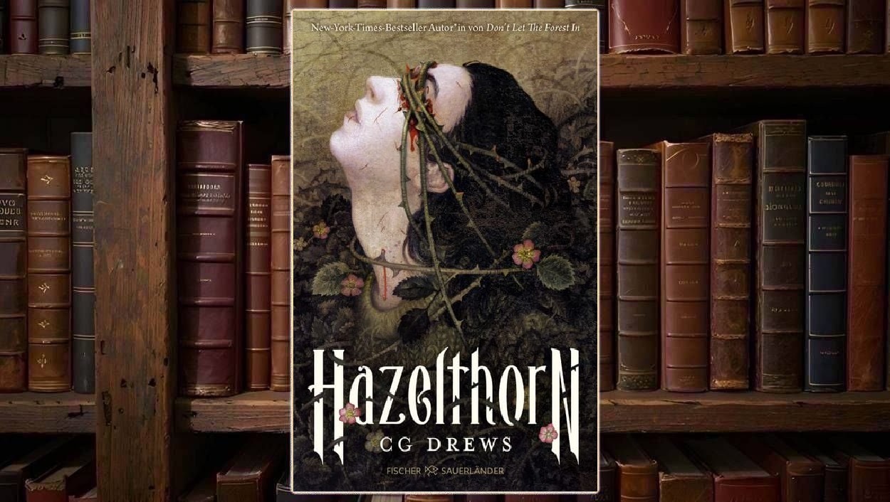 Düsteres Cover von Hazelthorn mit dem bleichen Profil einer jungen Frau, deren Gesicht und Auge von dornigen Ranken überwuchert werden. Im Hintergrund liegen dunkle Blätter, kleine rosa Blüten und eine verwitterte, sepiafarbene Struktur; die weiße Titeltypografie wirkt kantig und gotisch.