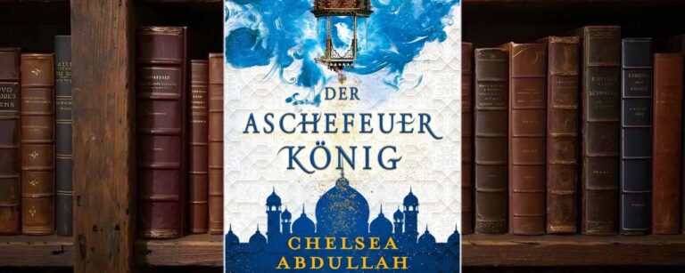 Dunkel petrolfarbenes Cover von Der Aschefeuerkönig mit einer filigranen goldenen Kuppel oder Laternenarchitektur in der Mitte, umgeben von blauem Rauch oder Magieschleiern vor sternenartigem Hintergrund.
