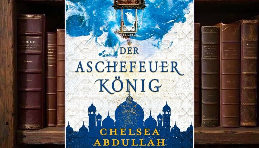 Dunkel petrolfarbenes Cover von Der Aschefeuerkönig mit einer filigranen goldenen Kuppel oder Laternenarchitektur in der Mitte, umgeben von blauem Rauch oder Magieschleiern vor sternenartigem Hintergrund.