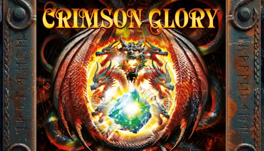 Albumcover Chasing The Hydra von Crimson Glory: eine glühende, geflügelte Hydra mit mehreren Köpfen schwebt in einem rotgoldenen Feuerstrudel über einem grell leuchtenden Kern, darüber das Bandlogo in goldener Schrift.
