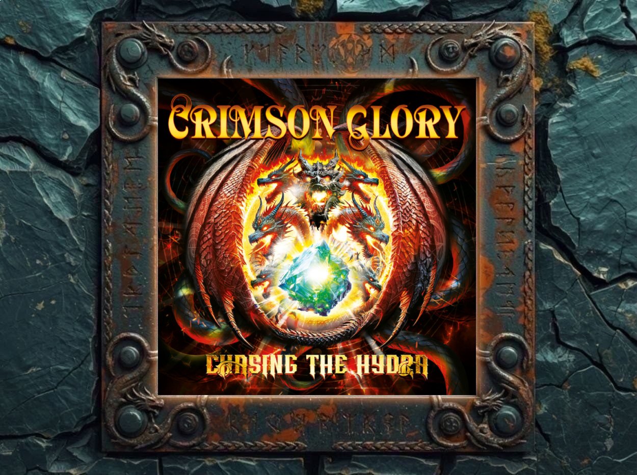 Albumcover Chasing The Hydra von Crimson Glory: eine glühende, geflügelte Hydra mit mehreren Köpfen schwebt in einem rotgoldenen Feuerstrudel über einem grell leuchtenden Kern, darüber das Bandlogo in goldener Schrift.