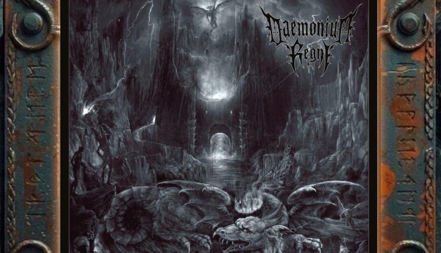 Albumcover Daemonium Regni – Daemonium Regni: grauschwarze Unterweltlandschaft mit Felstürmen, finsterem Tor, Wasser und einem großen drachenartigen Dämon im Vordergrund, darüber Blitze und unheilvolle Nebelstimmung.