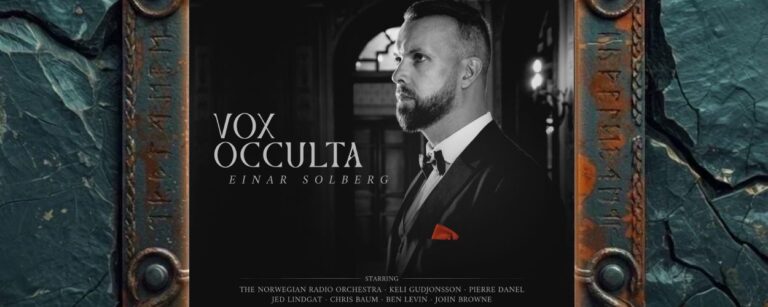 Albumcover von Einar Solberg – Vox Occulta: Schwarzweißes Porträt von Einar Solberg im Smoking, seitlich in einem dunklen, eleganten Innenraum stehend; als einziger Farbakzent leuchtet ein rotes Einstecktuch, links stehen Albumtitel und Künstlername in großer Filmplakat-Typografie.