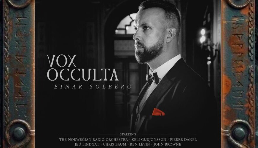 Albumcover von Einar Solberg – Vox Occulta: Schwarzweißes Porträt von Einar Solberg im Smoking, seitlich in einem dunklen, eleganten Innenraum stehend; als einziger Farbakzent leuchtet ein rotes Einstecktuch, links stehen Albumtitel und Künstlername in großer Filmplakat-Typografie.