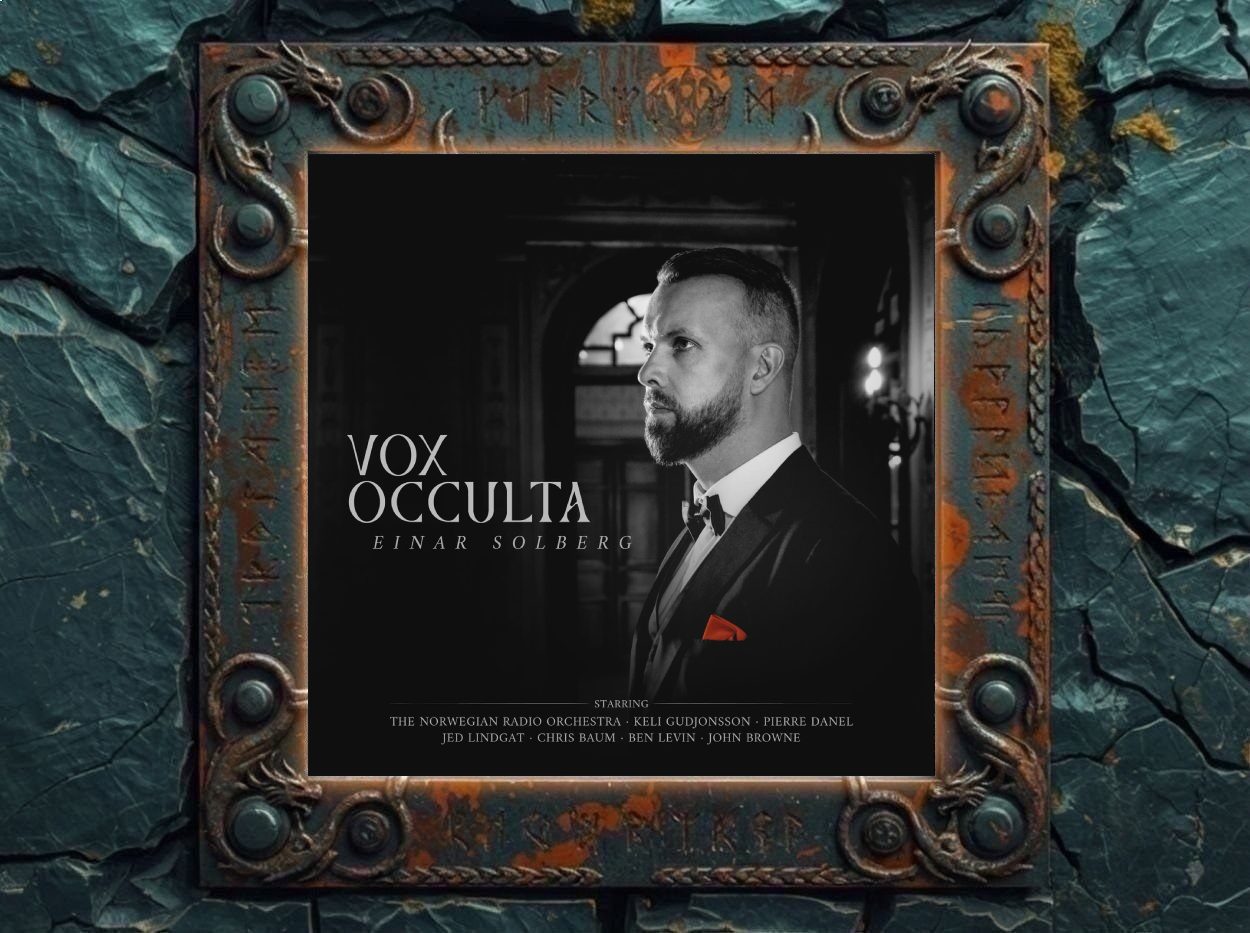 Albumcover von Einar Solberg – Vox Occulta: Schwarzweißes Porträt von Einar Solberg im Smoking, seitlich in einem dunklen, eleganten Innenraum stehend; als einziger Farbakzent leuchtet ein rotes Einstecktuch, links stehen Albumtitel und Künstlername in großer Filmplakat-Typografie.