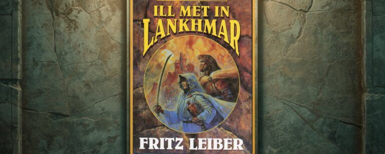 Cover von „Ill Met in Lankhmar“ von Fritz Leiber mit Fafhrd und dem Grauen Mausling vor einer brennend leuchtenden Stadt im Hintergrund.