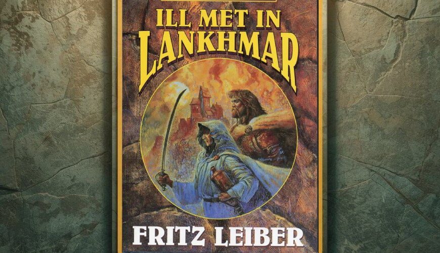 Cover von „Ill Met in Lankhmar“ von Fritz Leiber mit Fafhrd und dem Grauen Mausling vor einer brennend leuchtenden Stadt im Hintergrund.