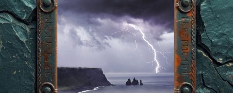 Albumcover von Ilienses Tree – Toward The Storm: Eine düstere Küstenlandschaft unter schweren Gewitterwolken. Über dem graublauen Meer zuckt ein heller Blitz herab, links ragt eine dunkle Klippe ins Bild, rechts stehen schroffe Felsnadeln im Wasser. Das Motiv wirkt kalt, melancholisch und bedrohlich wie ein Sturm kurz vor dem Einschlag.