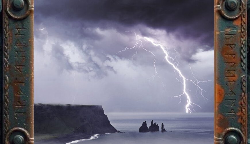 Albumcover von Ilienses Tree – Toward The Storm: Eine düstere Küstenlandschaft unter schweren Gewitterwolken. Über dem graublauen Meer zuckt ein heller Blitz herab, links ragt eine dunkle Klippe ins Bild, rechts stehen schroffe Felsnadeln im Wasser. Das Motiv wirkt kalt, melancholisch und bedrohlich wie ein Sturm kurz vor dem Einschlag.