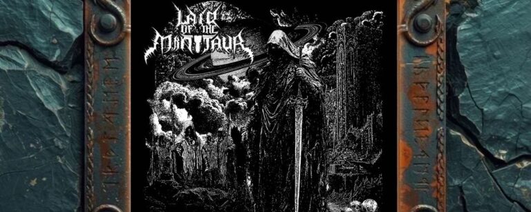 Albumcover von Lair of the Minotaur – I HAIL I: Schwarz-weißes, düsteres Artwork mit einer verhüllten Gestalt, die ein Schwert hält und vor ruinösen Bögen, Kapuzenfiguren und Schädelhaufen steht. Im Hintergrund ziehen ringförmige Himmelskörper durch einen finsteren Kosmos, während das Bandlogo oben und der Titel unten das Bild wie ein apokalyptisches Ritualbild rahmen.