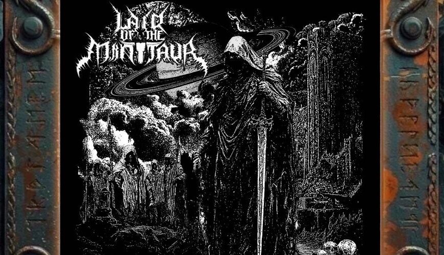 Albumcover von Lair of the Minotaur – I HAIL I: Schwarz-weißes, düsteres Artwork mit einer verhüllten Gestalt, die ein Schwert hält und vor ruinösen Bögen, Kapuzenfiguren und Schädelhaufen steht. Im Hintergrund ziehen ringförmige Himmelskörper durch einen finsteren Kosmos, während das Bandlogo oben und der Titel unten das Bild wie ein apokalyptisches Ritualbild rahmen.