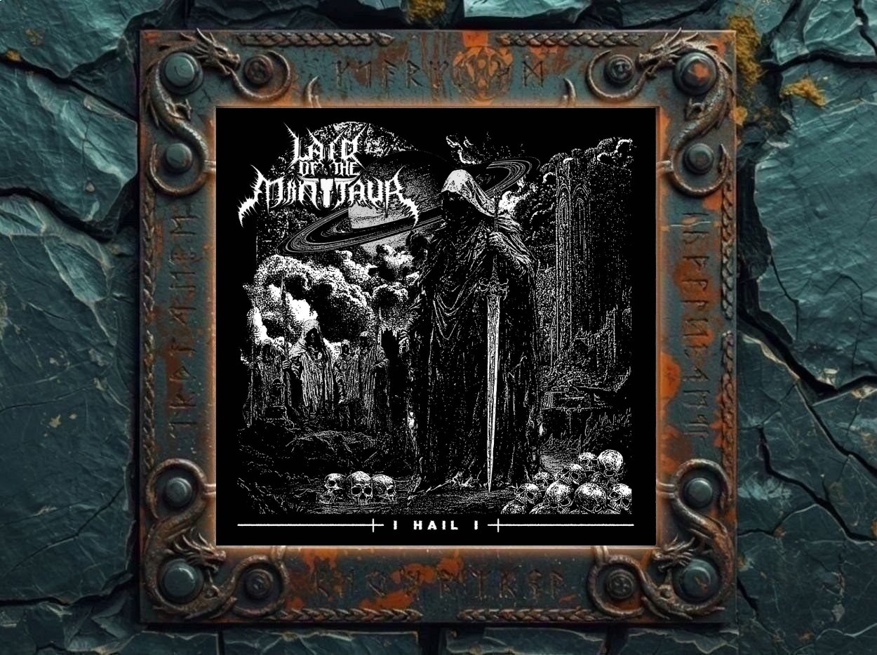 Albumcover von Lair of the Minotaur – I HAIL I: Schwarz-weißes, düsteres Artwork mit einer verhüllten Gestalt, die ein Schwert hält und vor ruinösen Bögen, Kapuzenfiguren und Schädelhaufen steht. Im Hintergrund ziehen ringförmige Himmelskörper durch einen finsteren Kosmos, während das Bandlogo oben und der Titel unten das Bild wie ein apokalyptisches Ritualbild rahmen.