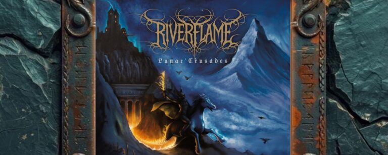 Albumcover von Riverflame – Lunar Crusades: Ein gepanzerter Reiter auf dunklem Pferd jagt durch eine nächtliche Berglandschaft; links lodert eine Burg oder Festung in warmem Orange, darüber stehen das goldene Bandlogo und der Titel vor tiefblauem Himmel.