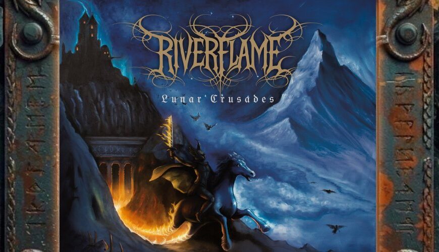Albumcover von Riverflame – Lunar Crusades: Ein gepanzerter Reiter auf dunklem Pferd jagt durch eine nächtliche Berglandschaft; links lodert eine Burg oder Festung in warmem Orange, darüber stehen das goldene Bandlogo und der Titel vor tiefblauem Himmel.