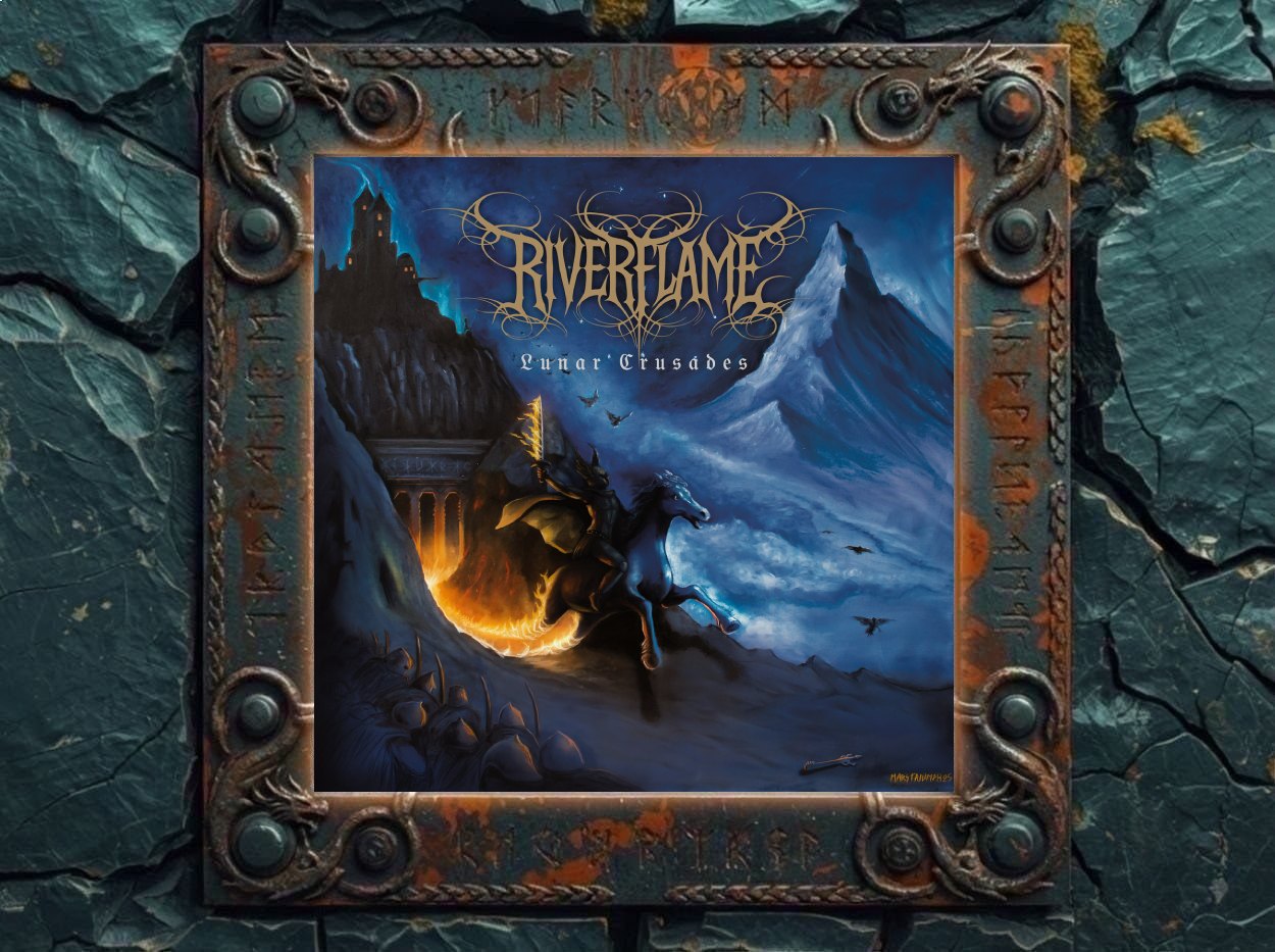 Albumcover von Riverflame – Lunar Crusades: Ein gepanzerter Reiter auf dunklem Pferd jagt durch eine nächtliche Berglandschaft; links lodert eine Burg oder Festung in warmem Orange, darüber stehen das goldene Bandlogo und der Titel vor tiefblauem Himmel.