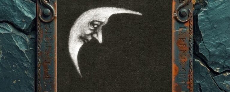 Albumcover Crippled Black Phoenix – Sceaduhelm: fast komplett schwarzes, körniges Cover mit blasser mondförmiger Fratze im oberen linken Bereich, geisterhaft und minimalistisch.