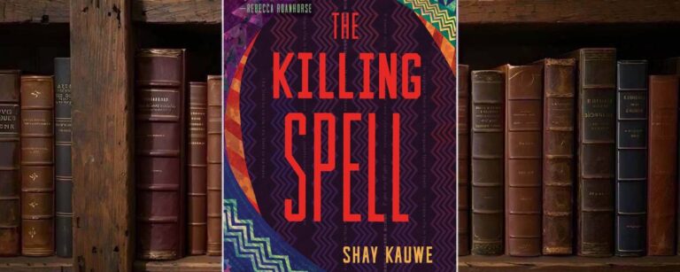 Blau-violettes Cover von The Killing Spell mit großer türkisfarbener Typografie, dunklem Blattwerk im Hintergrund, einer schwarz-weiß gemusterten Schlange im oberen Bereich und zwei gold-orangefarbenen ornamentierten Blattformen am unteren Rand.