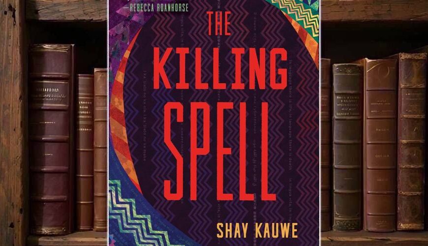 Blau-violettes Cover von The Killing Spell mit großer türkisfarbener Typografie, dunklem Blattwerk im Hintergrund, einer schwarz-weiß gemusterten Schlange im oberen Bereich und zwei gold-orangefarbenen ornamentierten Blattformen am unteren Rand.