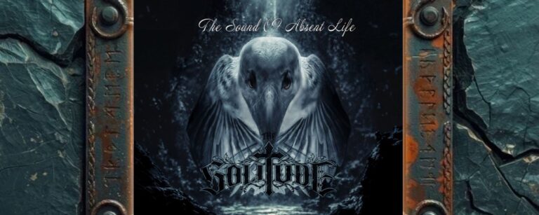 Albumcover von The Solitude – The Sound Of Absent Life: riesiger bleicher Aasvogel in einer dunklen, wassergefüllten Schlucht unter kaltem blauem Licht.