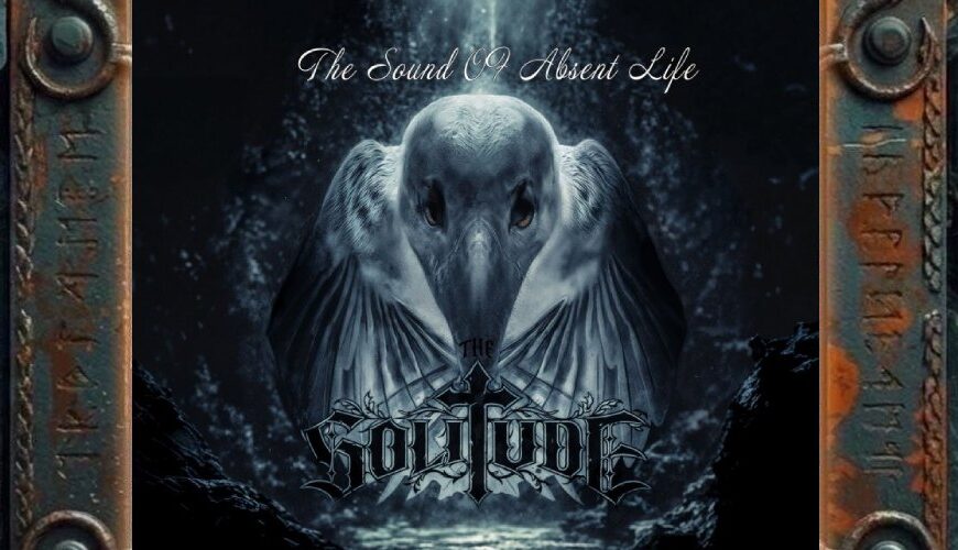Albumcover von The Solitude – The Sound Of Absent Life: riesiger bleicher Aasvogel in einer dunklen, wassergefüllten Schlucht unter kaltem blauem Licht.