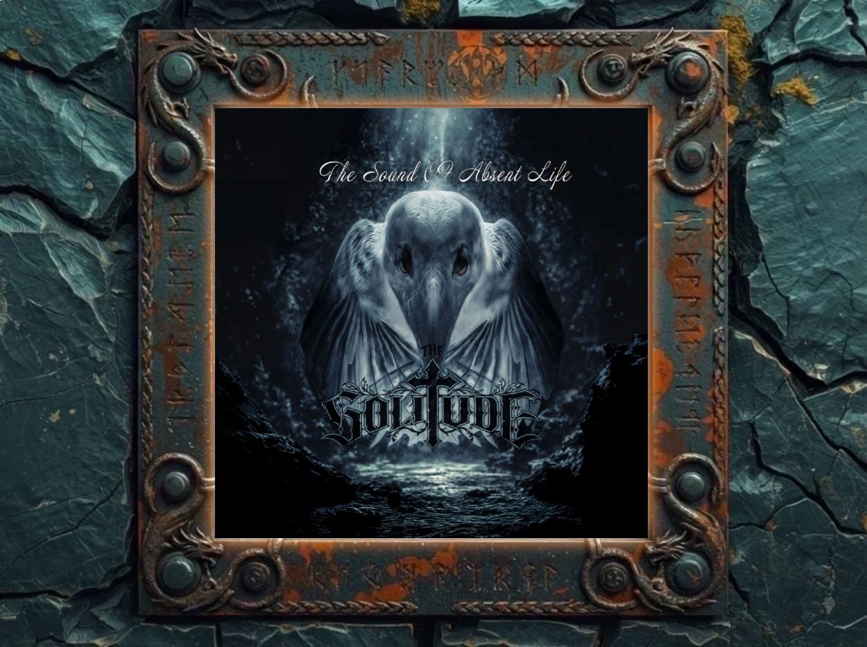 Albumcover von The Solitude – The Sound Of Absent Life: riesiger bleicher Aasvogel in einer dunklen, wassergefüllten Schlucht unter kaltem blauem Licht.